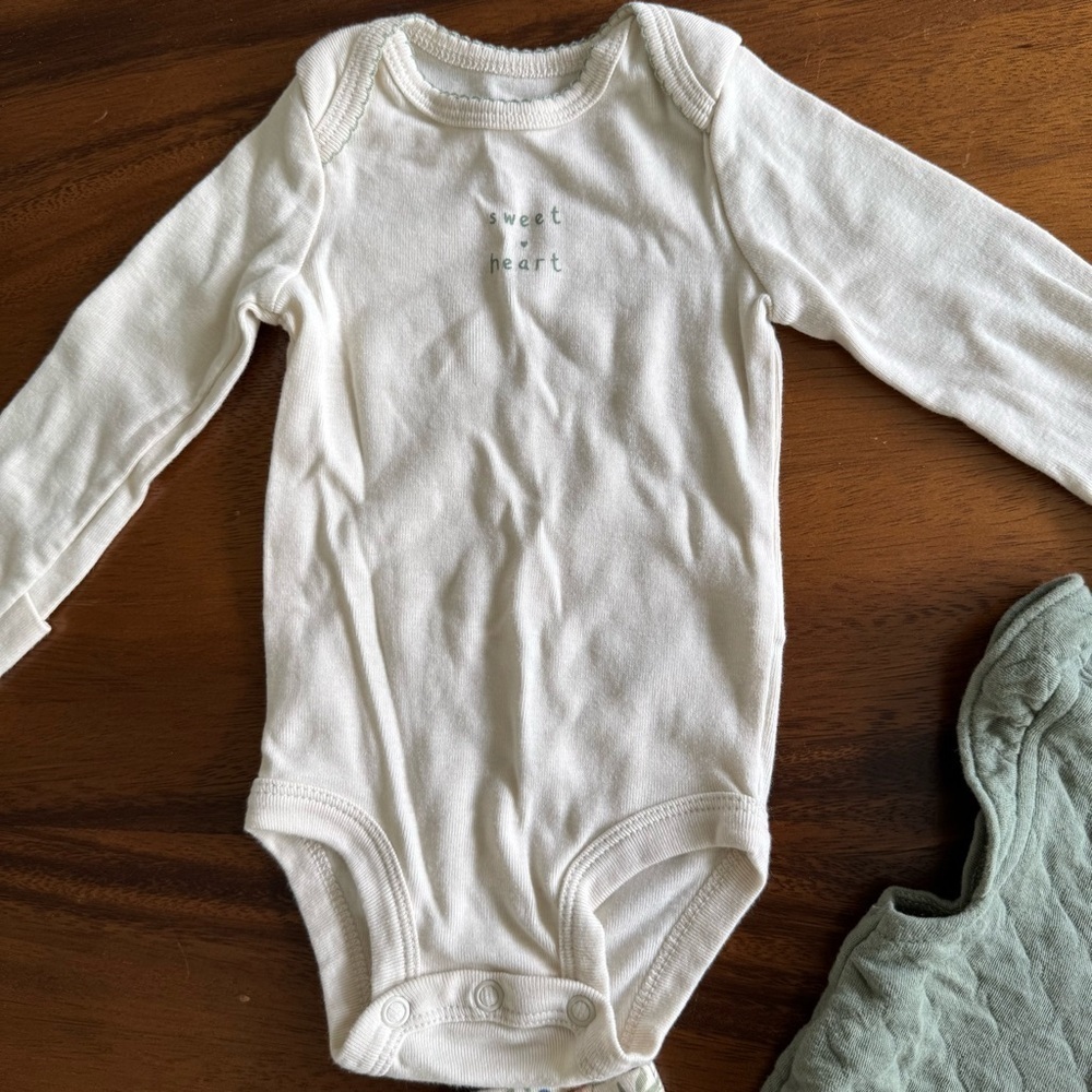 Carter’s Baby Girl Green Vest, Cream Bodysuit, and Floral Leggings Set size 3M - Picture 5 of 5